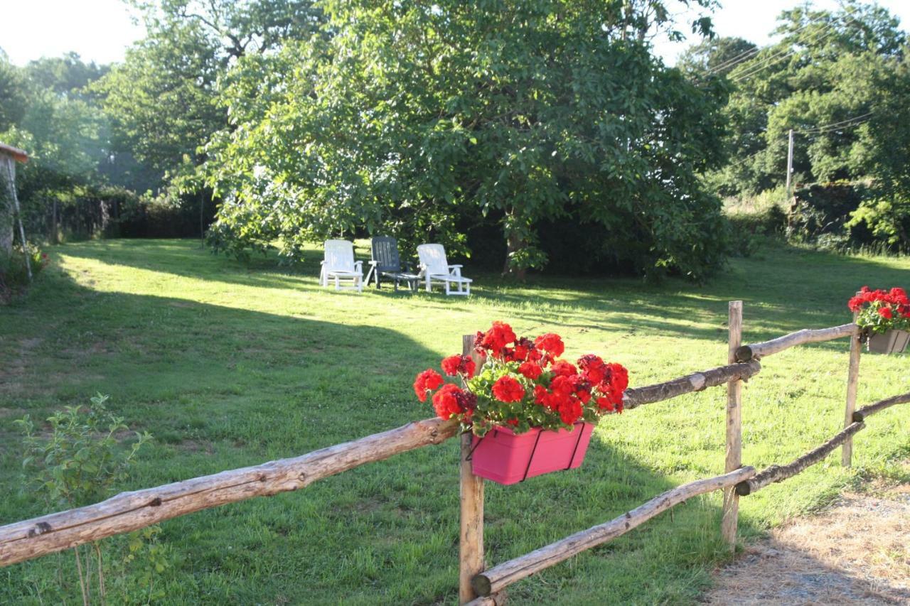 Aux Charmes D'Antan Hotel La Pommeraie-sur-Sèvre Exterior foto